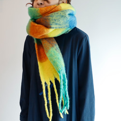 大人気のため再販！ ふわもこ素材のオーバーサイズドチェックマフラー ギフトにも ワントーンコーデのアクセントにも◎ 10枚目の画像