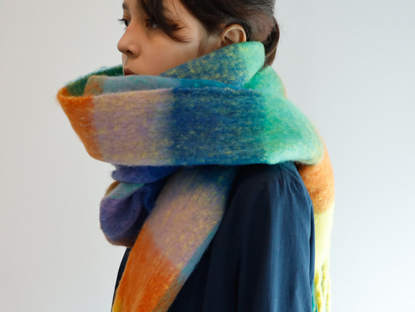 大人気のため再販！ ふわもこ素材のオーバーサイズドチェックマフラー ギフトにも ワントーンコーデのアクセントにも◎ 5枚目の画像