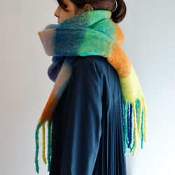 大人気のため再販！ ふわもこ素材のオーバーサイズドチェックマフラー ギフトにも ワントーンコーデのアクセントにも◎ 6枚目の画像