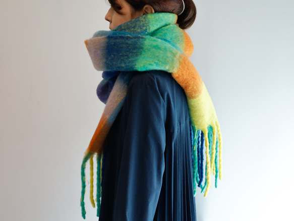 大人気のため再販！ ふわもこ素材のオーバーサイズドチェックマフラー ギフトにも ワントーンコーデのアクセントにも◎ 6枚目の画像