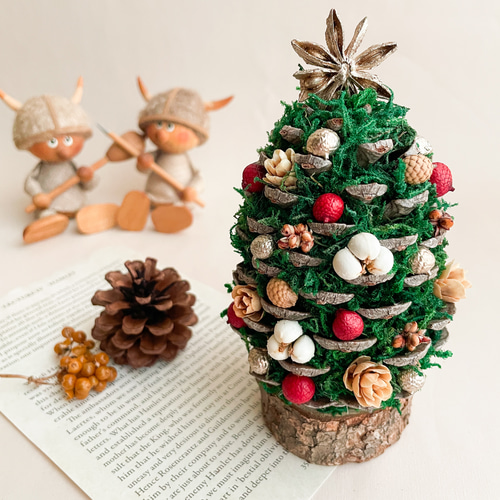 大きな松ぼっくりのクリスマスツリー クリスマスツリー