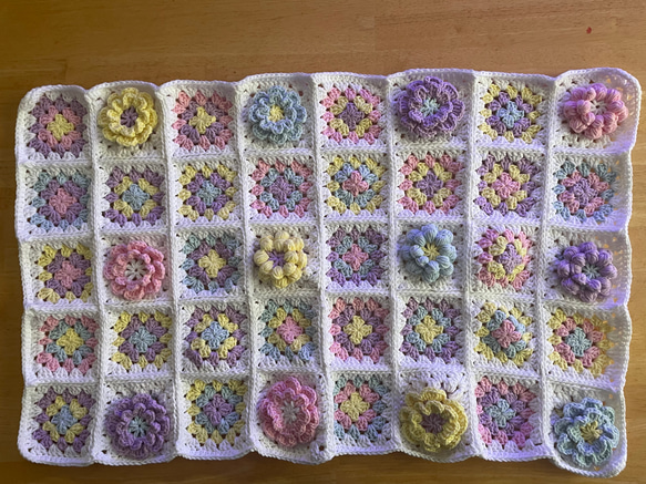 ぷっくりお花とグラニースクエアのブランケット ハンドメイド ぷっくりお花とグラニースクエアのブランケット ハンドメイド