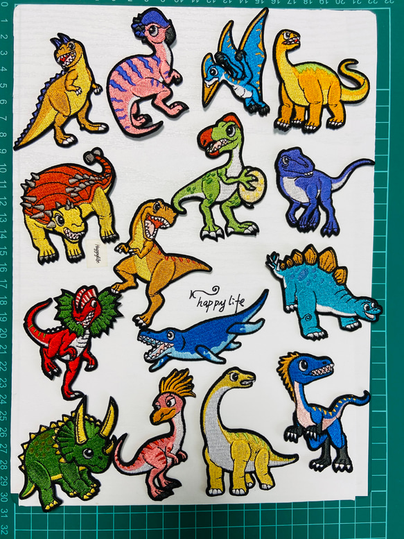 15枚入り恐竜刺繍アイロンワッペン 1枚目の画像