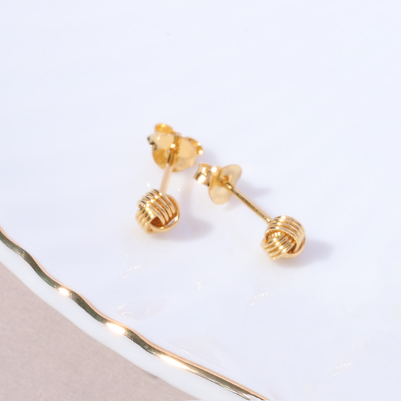 Knot Pierce ～Gold ～貝パールキャッチ付き【18kgp silver925YG 】ノットピアス◇シンプル 5枚目の画像