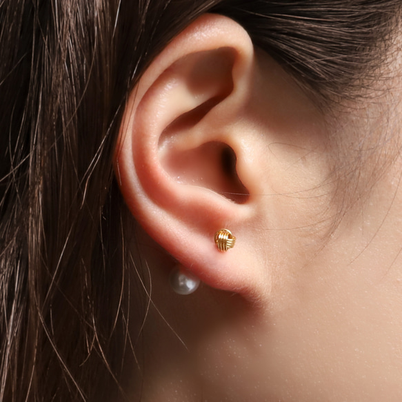 Knot Pierce ～Gold ～貝パールキャッチ付き【18kgp silver925YG 】ノットピアス◇シンプル 3枚目の画像