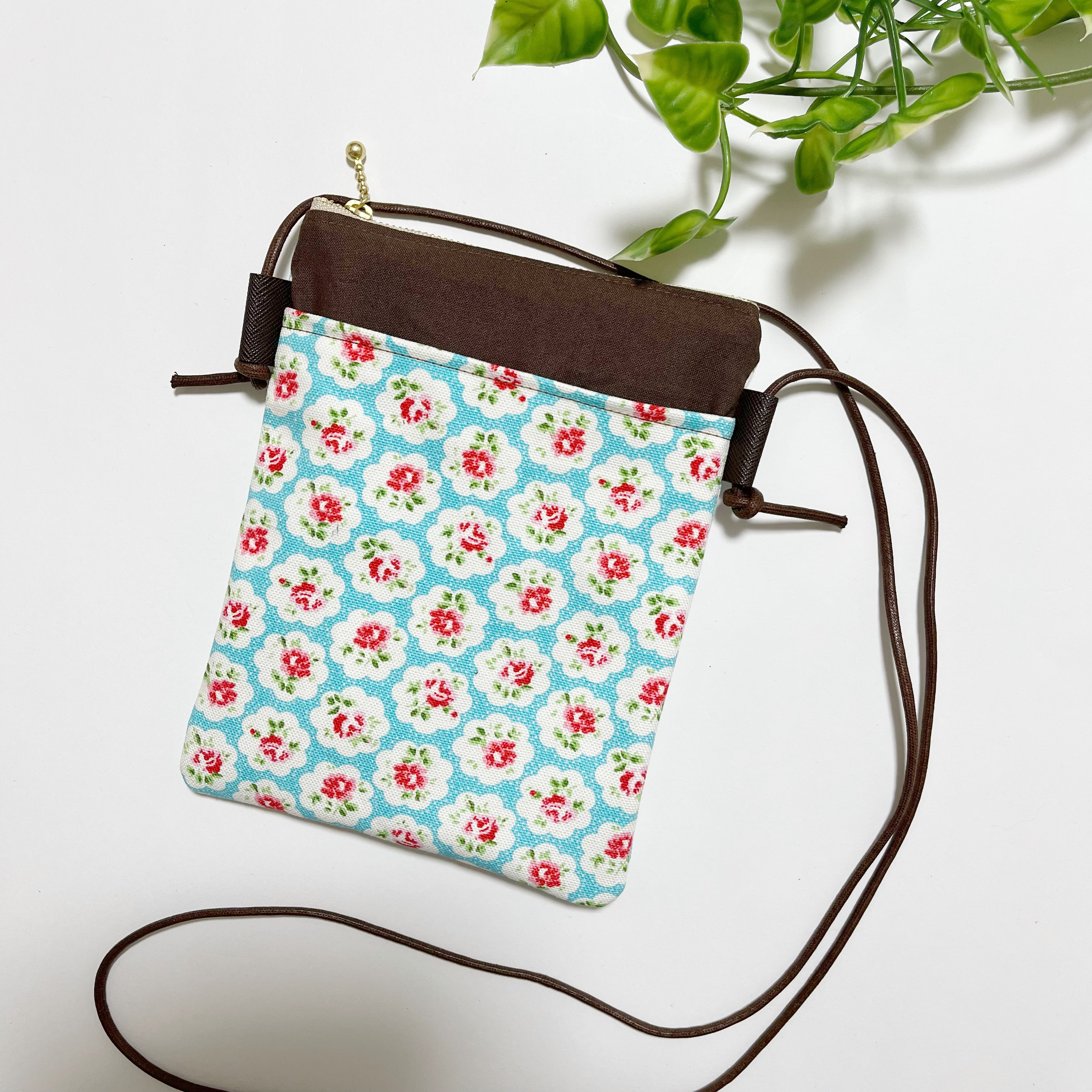 キャスキッドソン　ストロベリー柄2wayキッズキャリー&ショルダーポシェット ☆セール☆Cath Kidston キャスキッドソン パンジー・トゥイル