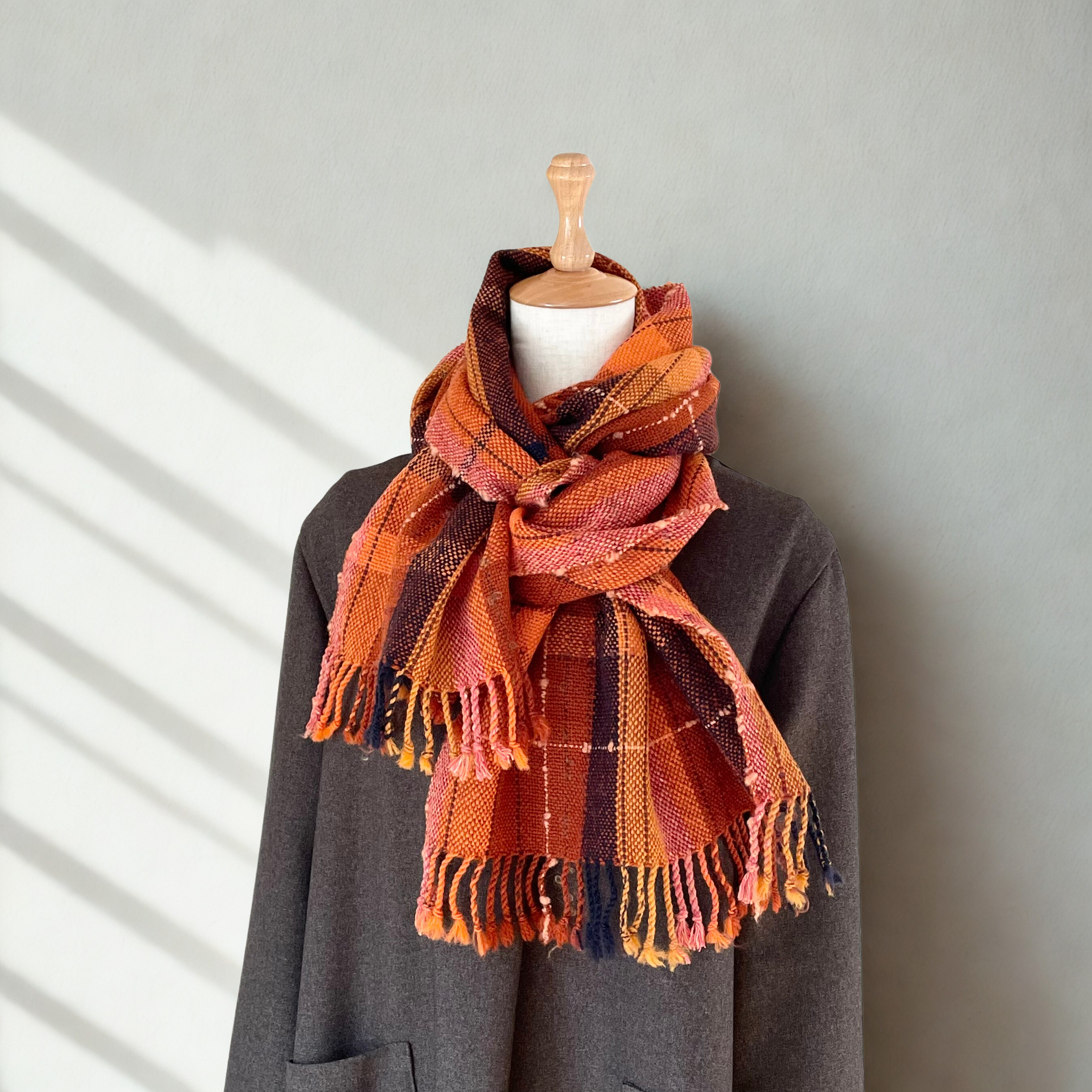 ぽこぽこ糸が可愛いオレンジ×ネイビーのあったかロングストール
