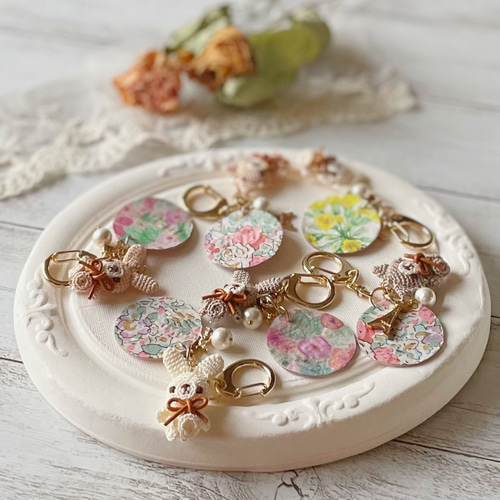 本革リバティ生地リバーシブルタグキーホルダー×レース糸あみぐるみ