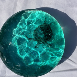 新色　インテリアアートブロック　円形　エメラルドグリーン水面のカメ　スケルトン海　レジンアート　波アート 1枚目の画像