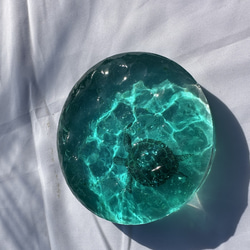新色　インテリアアートブロック　円形　エメラルドグリーン水面のカメ　スケルトン海　レジンアート　波アート 5枚目の画像