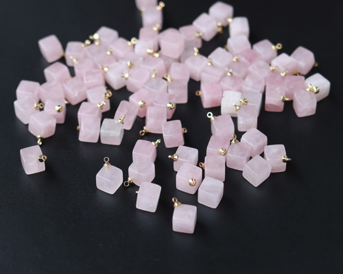 天然石ローズクォーツパーツ　十字架　No.2125 天然石ローズクォーツパーツ 十字架 No.2125 天然石 角砂糖のような