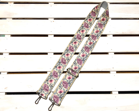 50mm太幅・斜め掛けショルダーストラップ★薄グレーベルト+生成り色のサテン風生地に藤色とピンクの花刺繍極太ショルダー 6枚目の画像