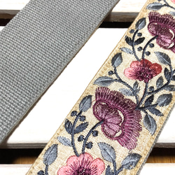 50mm太幅・斜め掛けショルダーストラップ★薄グレーベルト+生成り色のサテン風生地に藤色とピンクの花刺繍極太ショルダー 4枚目の画像