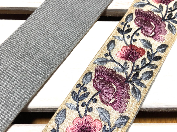 50mm太幅・斜め掛けショルダーストラップ★薄グレーベルト+生成り色のサテン風生地に藤色とピンクの花刺繍極太ショルダー 4枚目の画像