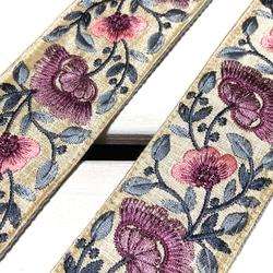 50mm太幅・斜め掛けショルダーストラップ★薄グレーベルト+生成り色のサテン風生地に藤色とピンクの花刺繍極太ショルダー 3枚目の画像