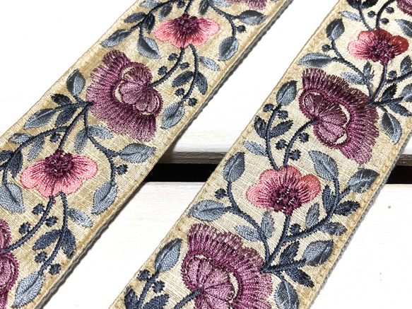 50mm太幅・斜め掛けショルダーストラップ★薄グレーベルト+生成り色のサテン風生地に藤色とピンクの花刺繍極太ショルダー 3枚目の画像