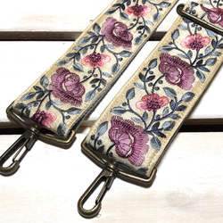 50mm太幅・斜め掛けショルダーストラップ★薄グレーベルト+生成り色のサテン風生地に藤色とピンクの花刺繍極太ショルダー 2枚目の画像