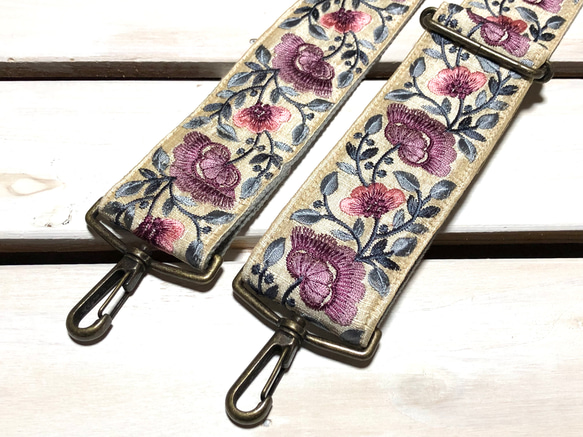 50mm太幅・斜め掛けショルダーストラップ★薄グレーベルト+生成り色のサテン風生地に藤色とピンクの花刺繍極太ショルダー 2枚目の画像