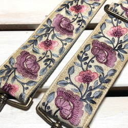 50mm太幅・斜め掛けショルダーストラップ★薄グレーベルト+生成り色のサテン風生地に藤色とピンクの花刺繍極太ショルダー 1枚目の画像