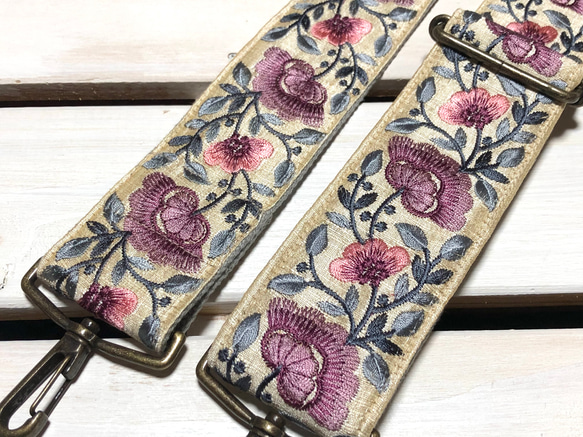 50mm太幅・斜め掛けショルダーストラップ★薄グレーベルト+生成り色のサテン風生地に藤色とピンクの花刺繍極太ショルダー 1枚目の画像