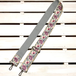 50mm太幅・斜め掛けショルダーストラップ★薄グレーベルト+生成り色のサテン風生地に藤色とピンクの花刺繍極太ショルダー 7枚目の画像