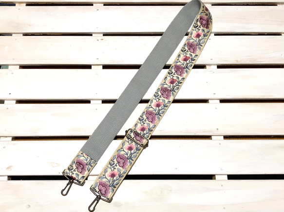 50mm太幅・斜め掛けショルダーストラップ★薄グレーベルト+生成り色のサテン風生地に藤色とピンクの花刺繍極太ショルダー 7枚目の画像