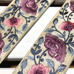 50mm太幅・斜め掛けショルダーストラップ★薄グレーベルト+生成り色のサテン風生地に藤色とピンクの花刺繍極太ショルダー 5枚目の画像