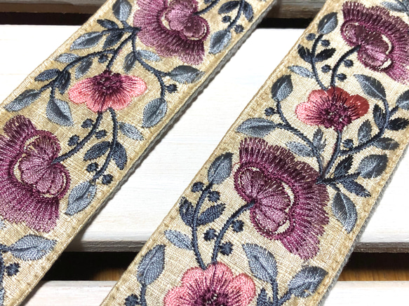 50mm太幅・斜め掛けショルダーストラップ★薄グレーベルト+生成り色のサテン風生地に藤色とピンクの花刺繍極太ショルダー 5枚目の画像