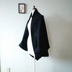 ドルマンスリーブの羽織り☆マーガレット風♪ウール★袖口フェイクファー（ブラック×ブラック) 1枚目の画像