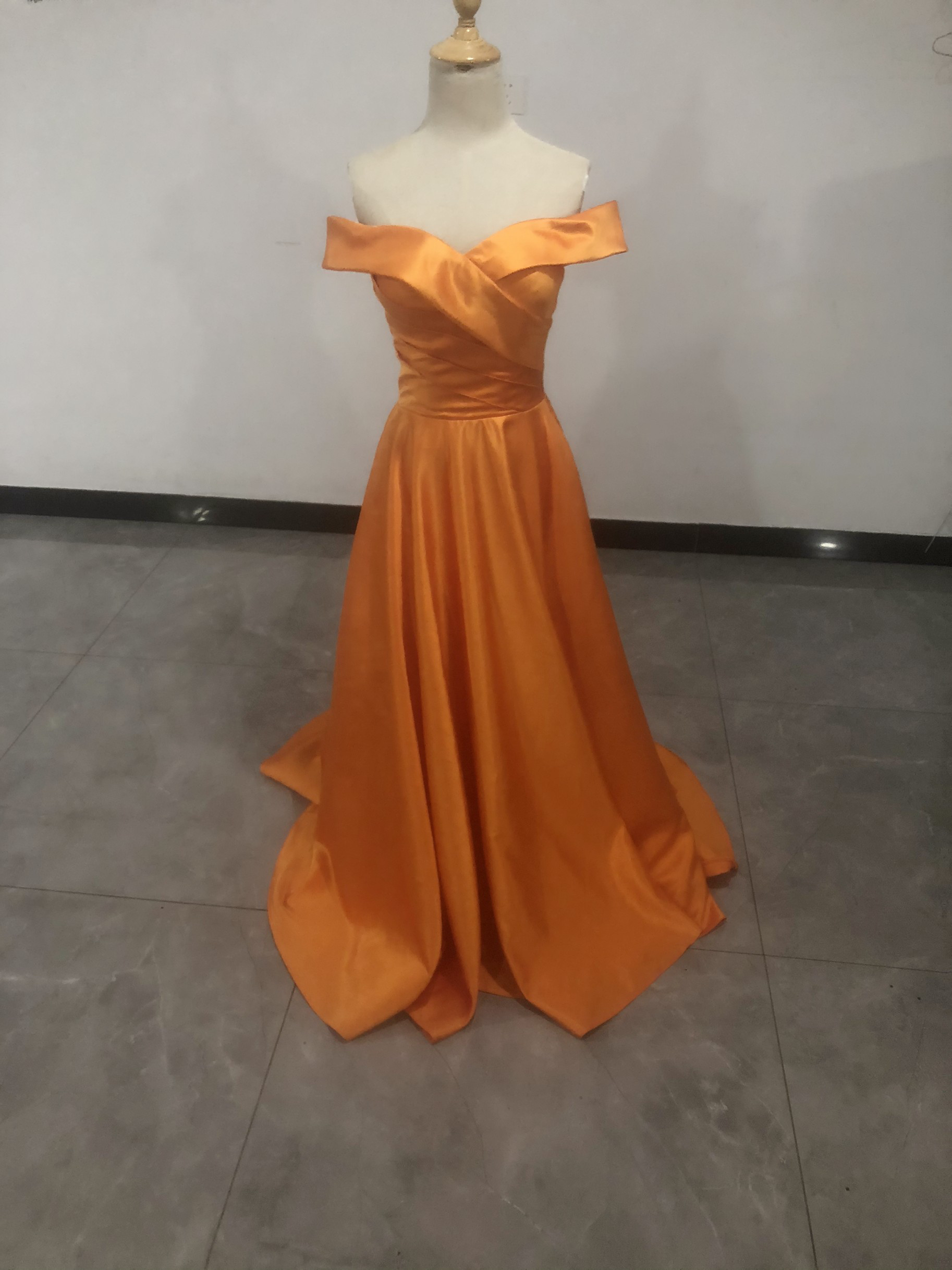 明るいオレンジ　蛍光色オフショルダーカラードレス 編み上げ 抜群のおしゃれ見え/結婚式