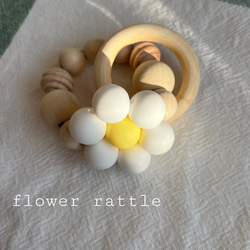 《flower rattle》赤ちゃんのおもちゃに　ガラガララトル　歯固め　ファーストトイに♡ 1枚目の画像