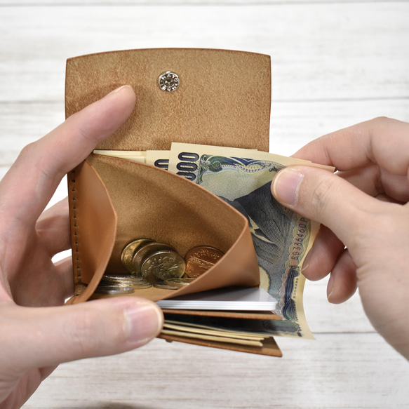 無需折疊即可像零錢包一樣使用的迷你錢包，可存放紙幣。黑色義大利皮革【左手可選】 第8張的照片