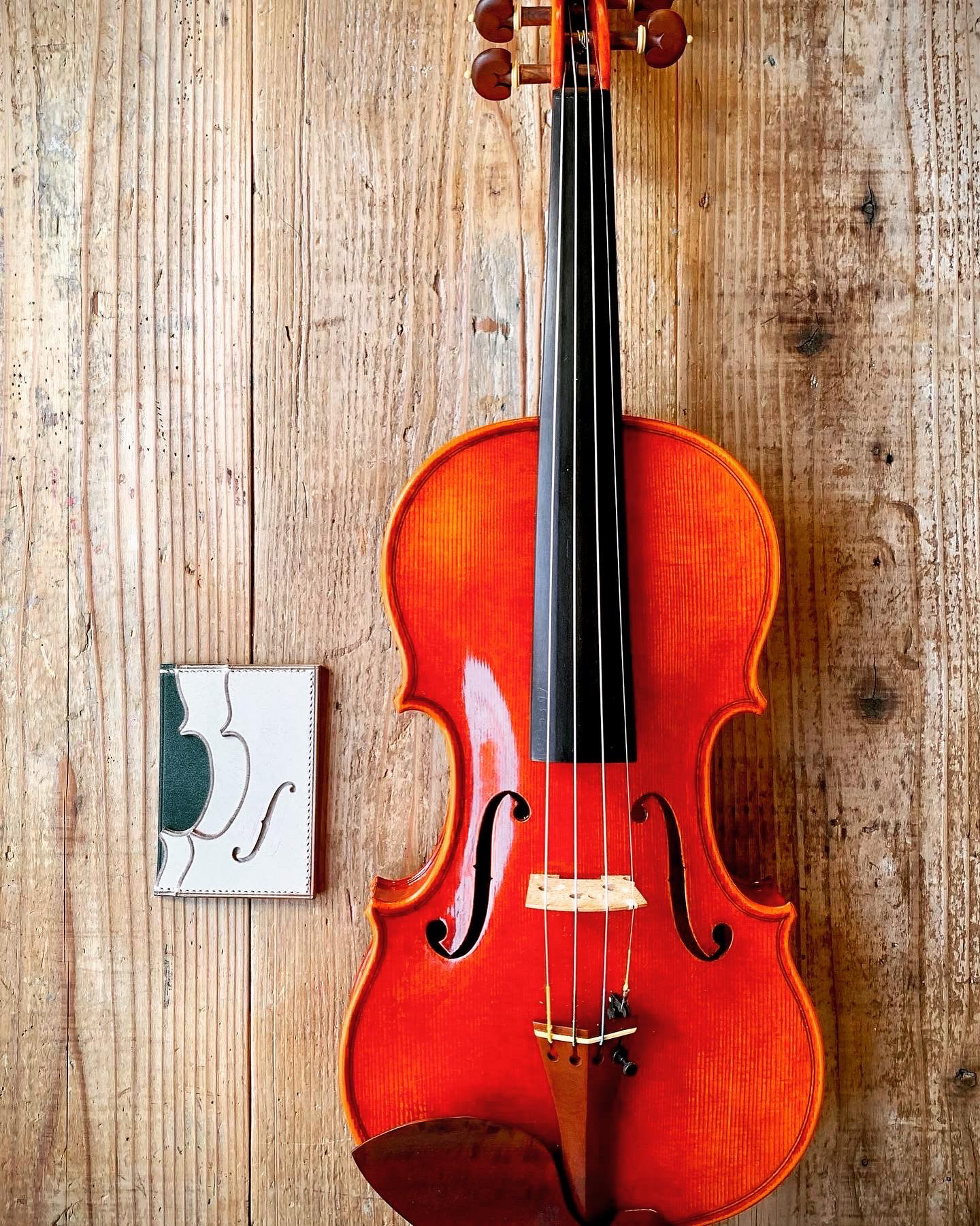 手縫いで創った革のパスケース『Affresco - Topolino 45』