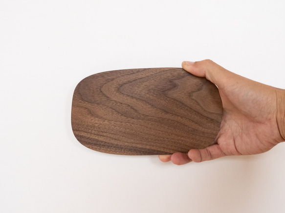 木製平皿「chocoro L 」 ウォールナット無垢材　和菓子皿 5枚目の画像