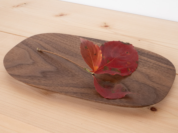 木製平皿「chocoro L 」 ウォールナット無垢材　和菓子皿 3枚目の画像
