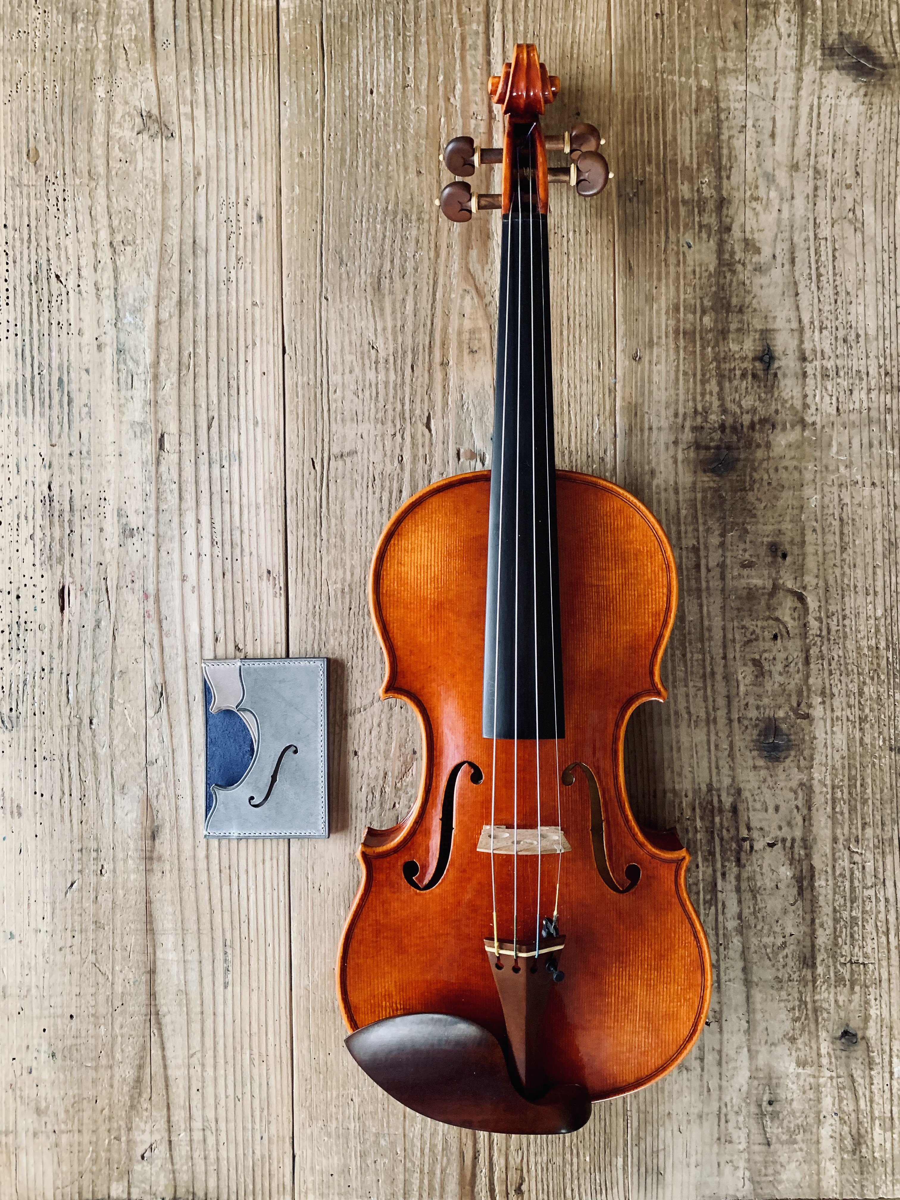 手縫いで創った革のパスケース『marmor - Topolino 43』