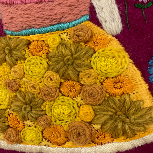 お花刺繍のドレスを着た白猫マダム 羊毛フェルト生地のバッグ