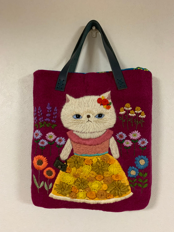 お花刺繍のドレスを着た白猫マダム 羊毛フェルト生地のバッグ 