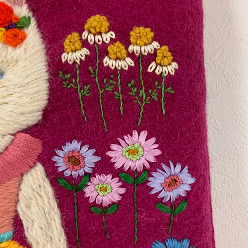 お花刺繍のドレスを着た猫さん　羊毛フェルト生地のバッグ お花刺繍のドレスを着た白猫マダム 羊毛フェルト生地のバッグ