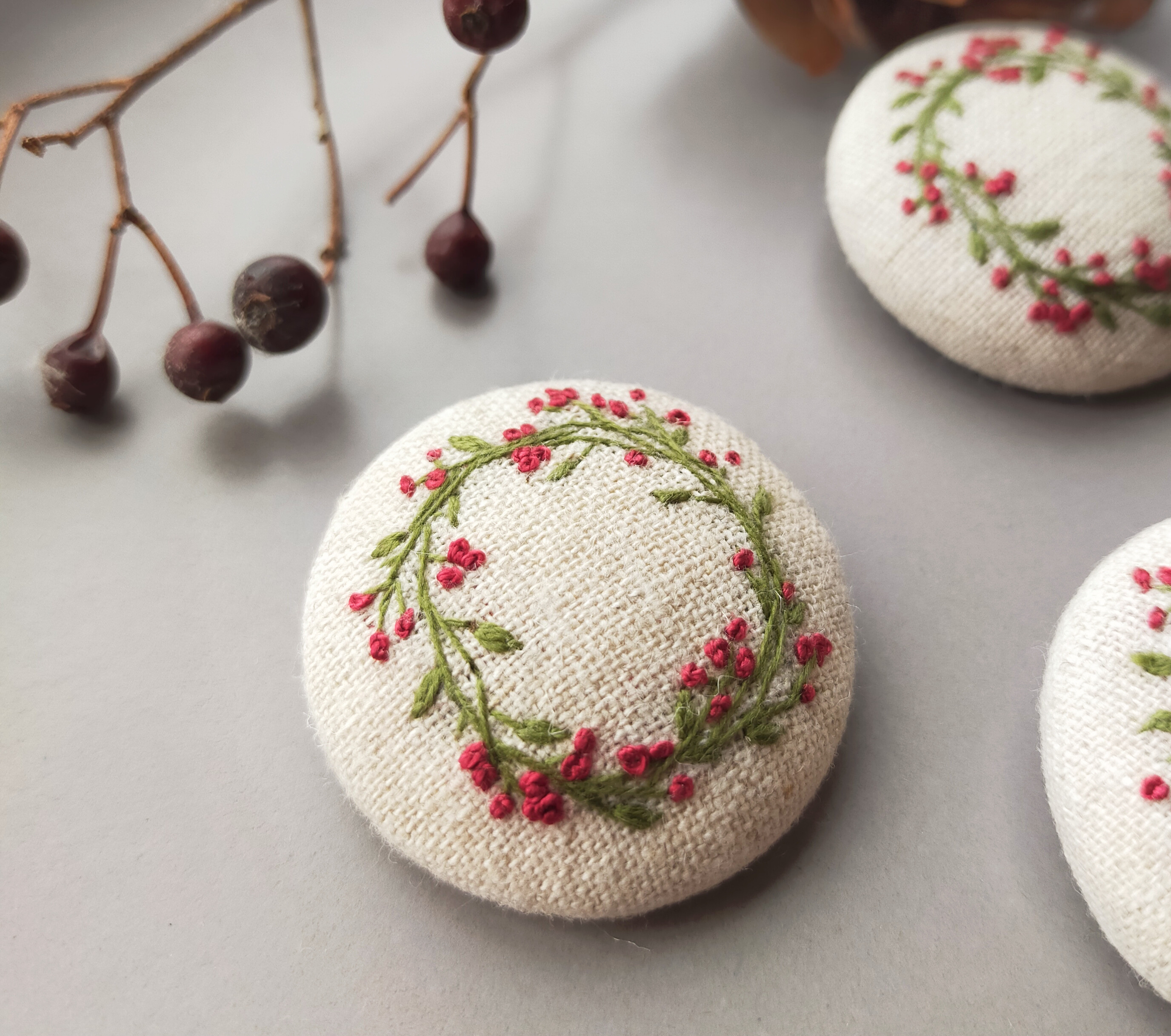 期間限定セール (週末のみSale)立体刺繍 リースブローチ その他