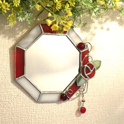 ✴︎:.｡.ステンドグラス　赤い薔薇の八角形鏡♪　チャーム付き　（Ｓサイズ16㎝） 3枚目の画像