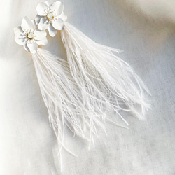 白花オーストリッチ フェザーイヤリング　ブライダルアクセサリー　ウェディングアクセサリー 1枚目の画像