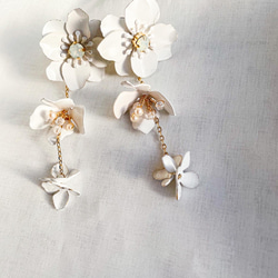 白花3連ピアスブライダル結婚式　ブライダルアクセサリー　ウェディングアクセサリー 4枚目の画像