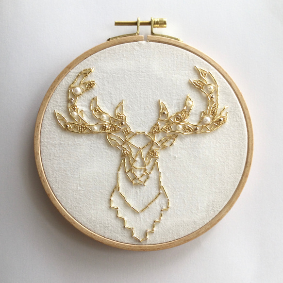 【刺繍枠絵画】キラキラビーズのトナカイ 1枚目の画像