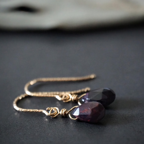 ブラックオパールのドロップピアス》 ピアス（フック・チェーン