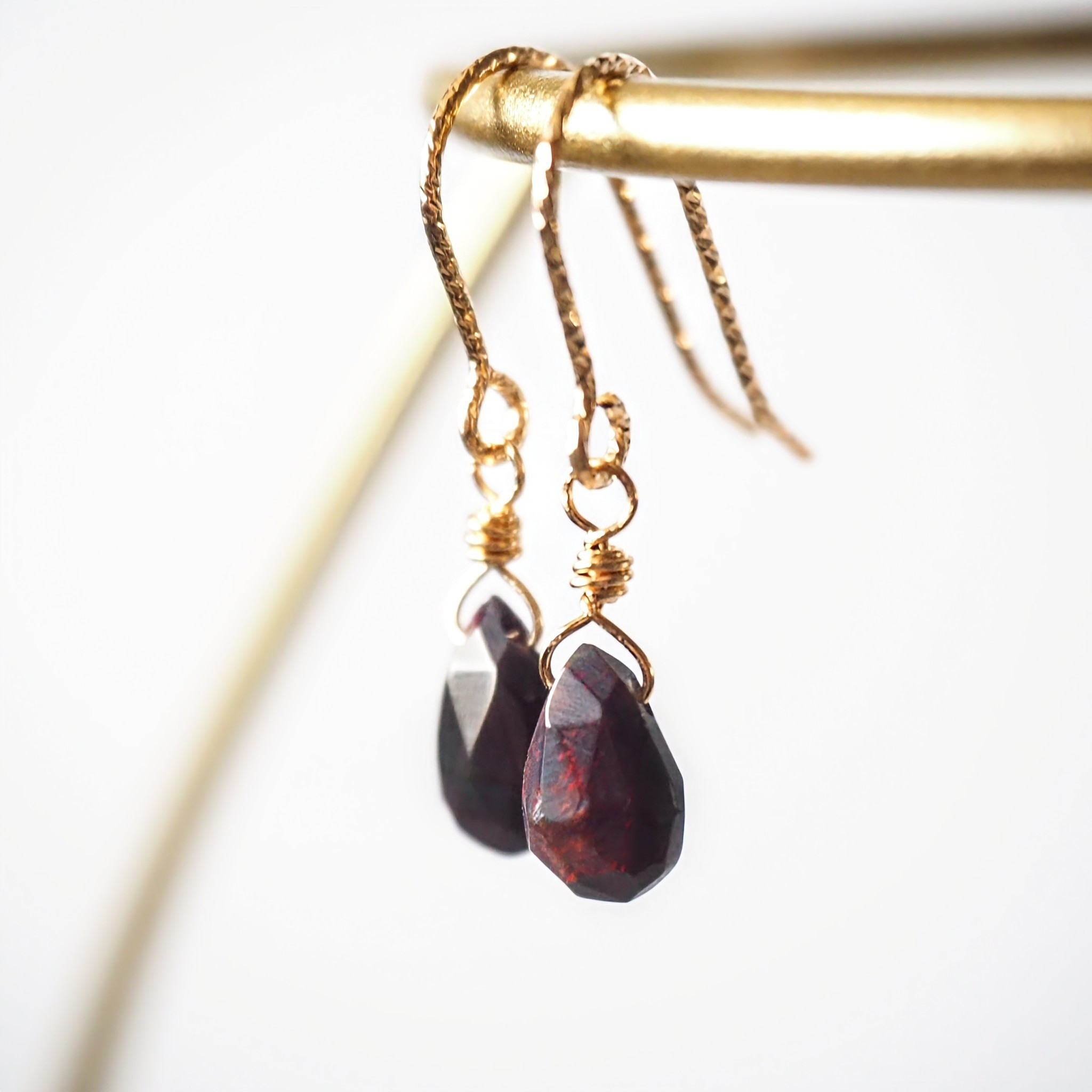 《ブラックオパールのドロップピアス》