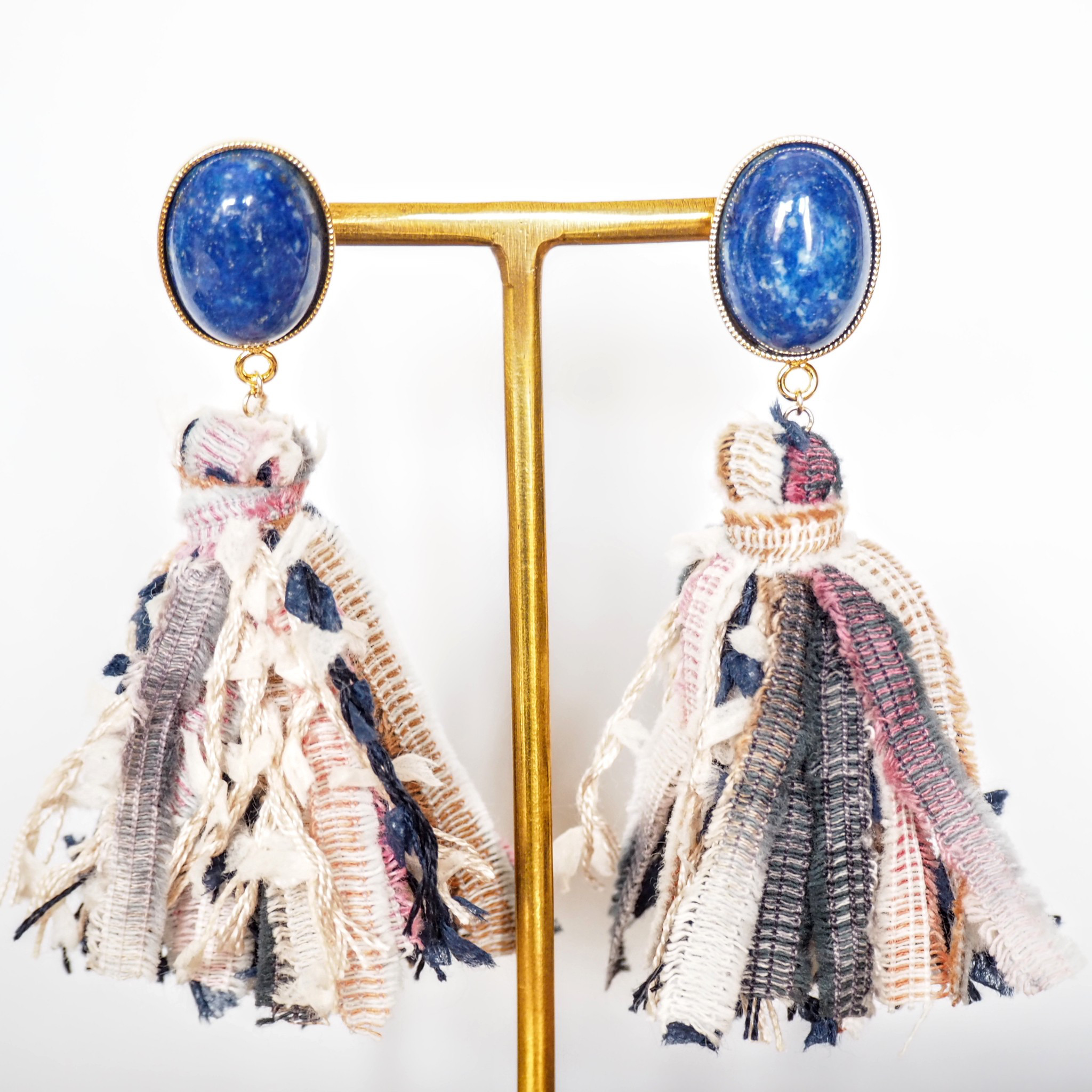 《ラピスラズリと引き揃え糸のタッセルピアス》