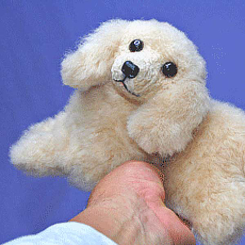 ベージュの犬のぬいぐるみ 感動する抱き心地。重さ約3400g、命の重みを感じるぬいぐるみ