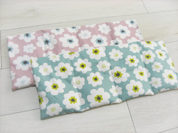 47-27◆年中使える！玄米カイロ２０×５０ｃｍ◆冷え症肩こり腰痛リラックスに◆くすみカラー花柄 1枚目の画像