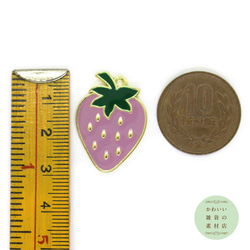 キュートでポップな苺の大きめエナメルチャーム（モーブパープル/いちご/イチゴ/ゴールド）2個セット #CE-0223 4枚目の画像